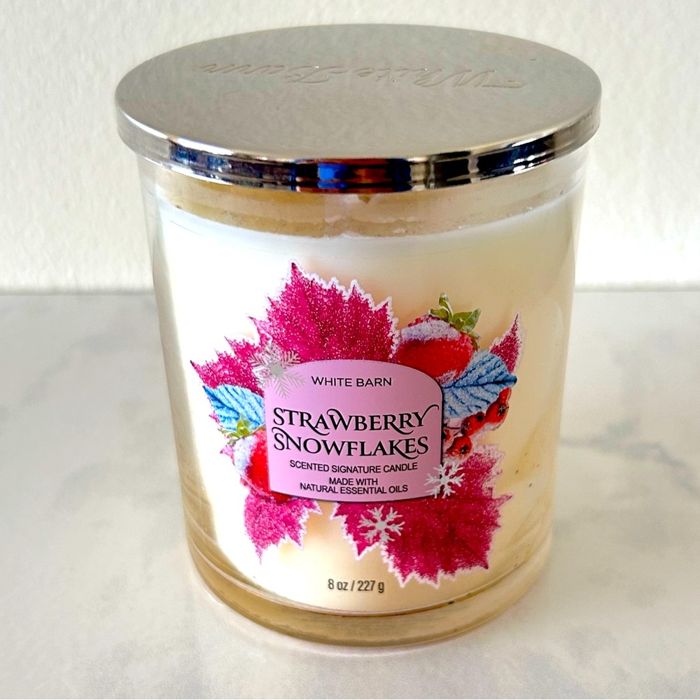 NWT Bath & Body Works Strawberry Snowflakes Candle 8oz Single Wick Essential Oil